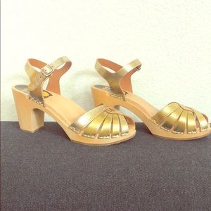Gold Swedish Hasbeens clogs